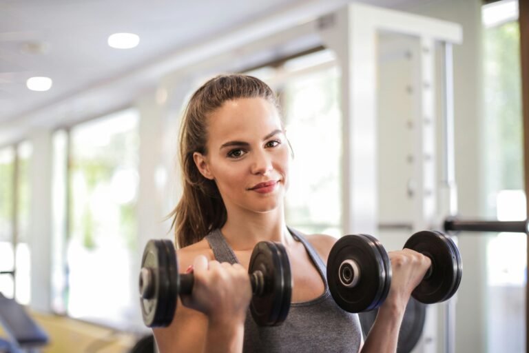 women lifitng dumbell